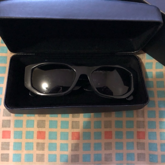 VERSACE SUNGLASSES FOR SALE! - Picture 6 of 9